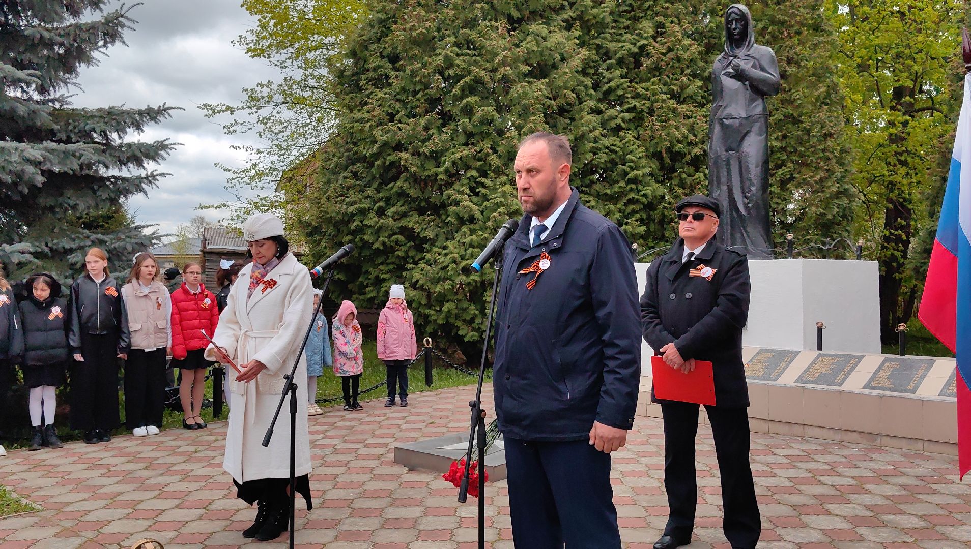 возложение цветов, памятник, скорбящая мать, ветераны, венок,