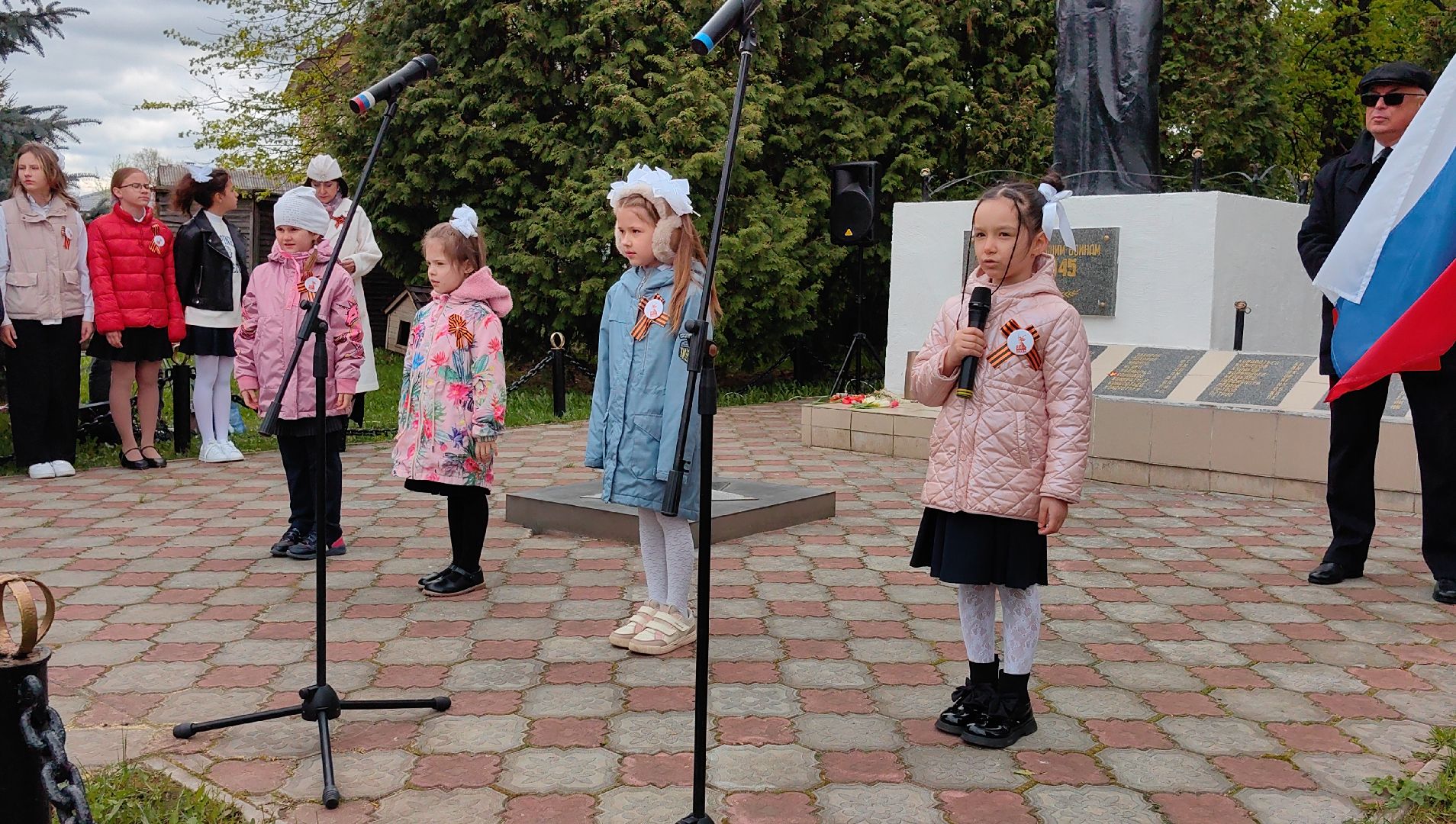 возложение цветов, памятник, скорбящая мать, ветераны, венок,