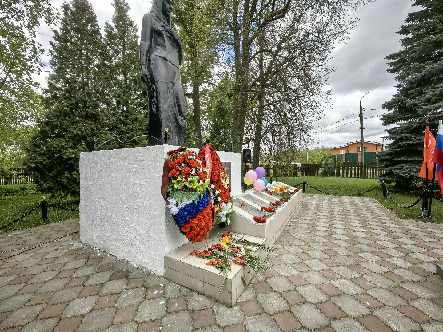 возложение цветов, памятник, скорбящая мать, ветераны, венок,