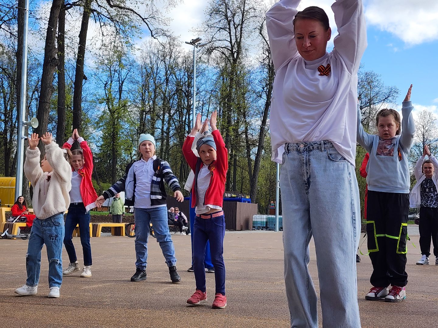 сергиев посад,скитские пруды, флешмоб в парке, 80-летие победы,