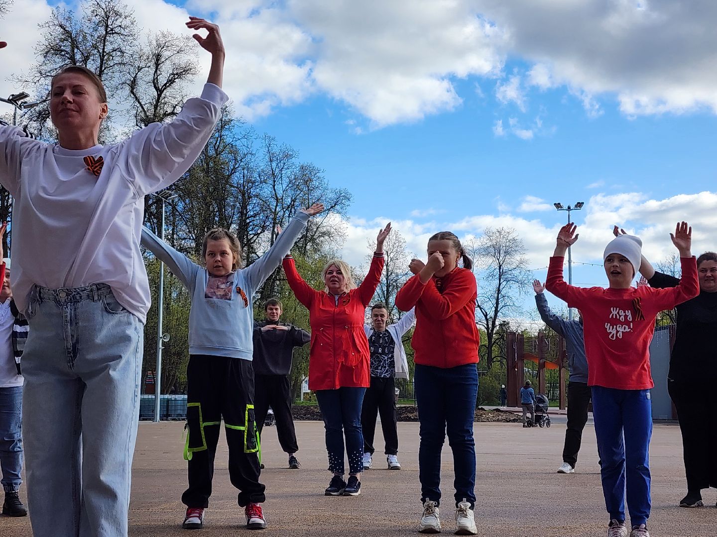 сергиев посад,скитские пруды, флешмоб в парке, 80-летие победы,