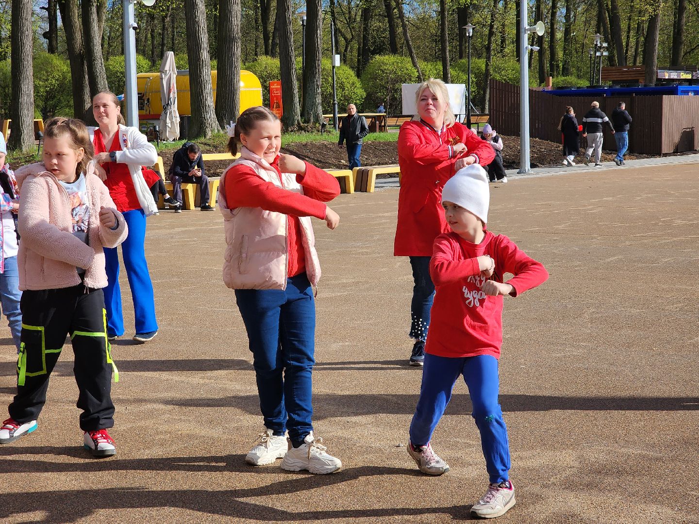 сергиев посад,скитские пруды, флешмоб в парке, 80-летие победы,