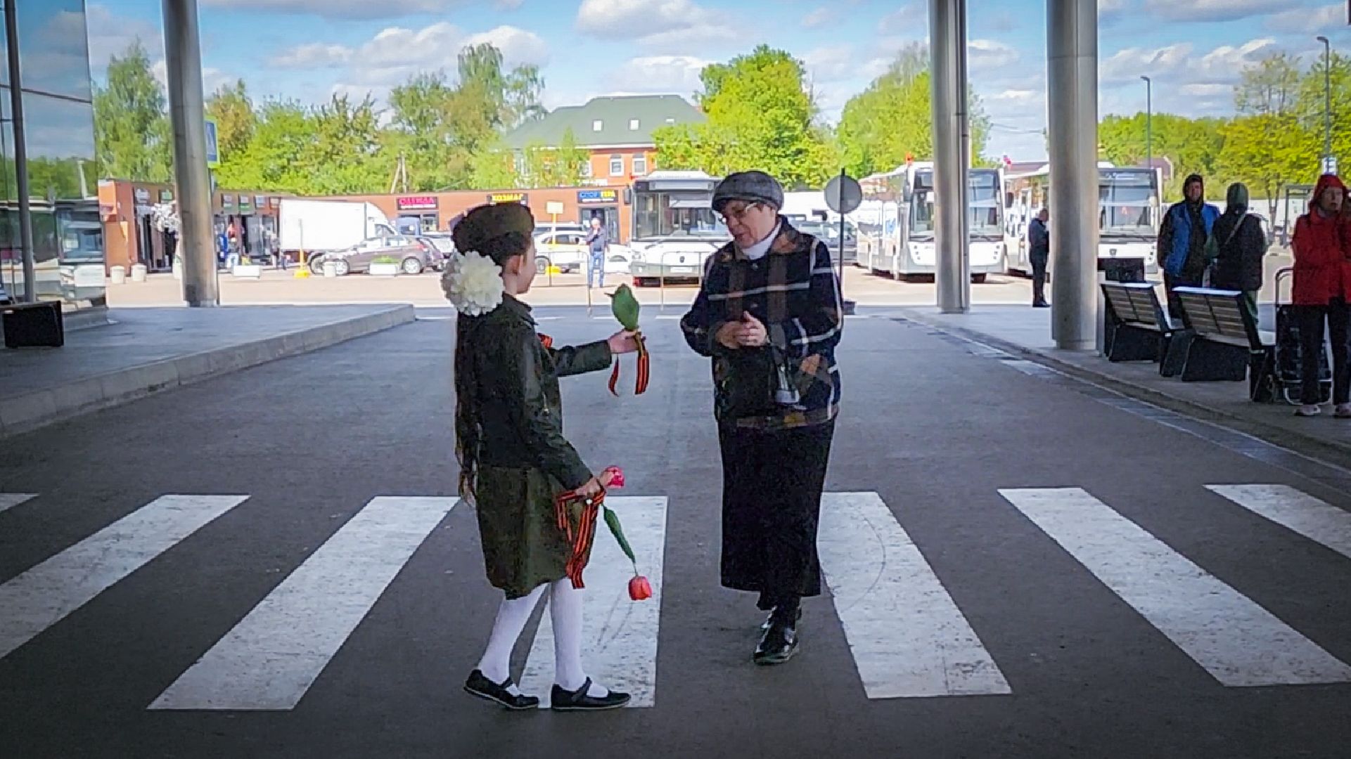 бронницы , день победы в бронницах, дети, мострансавто, баянист в автобусе,