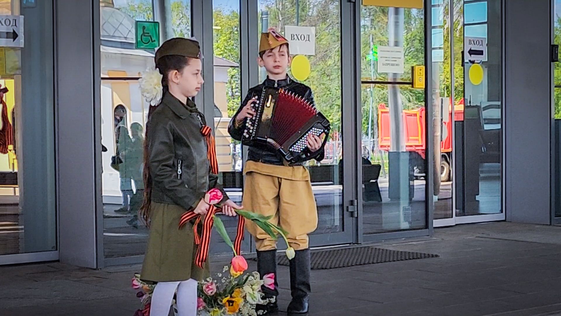 бронницы , день победы в бронницах, дети, мострансавто, баянист в автобусе,