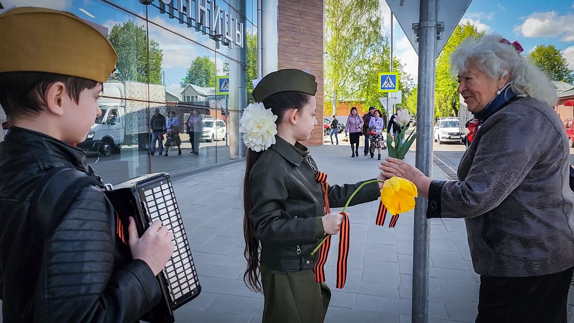 бронницы , день победы в бронницах, дети, мострансавто, баянист в автобусе,