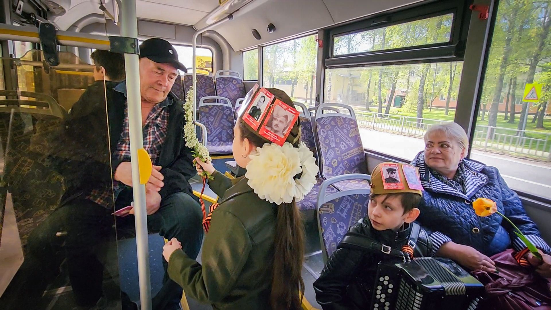 бронницы , день победы в бронницах, дети, мострансавто, баянист в автобусе,