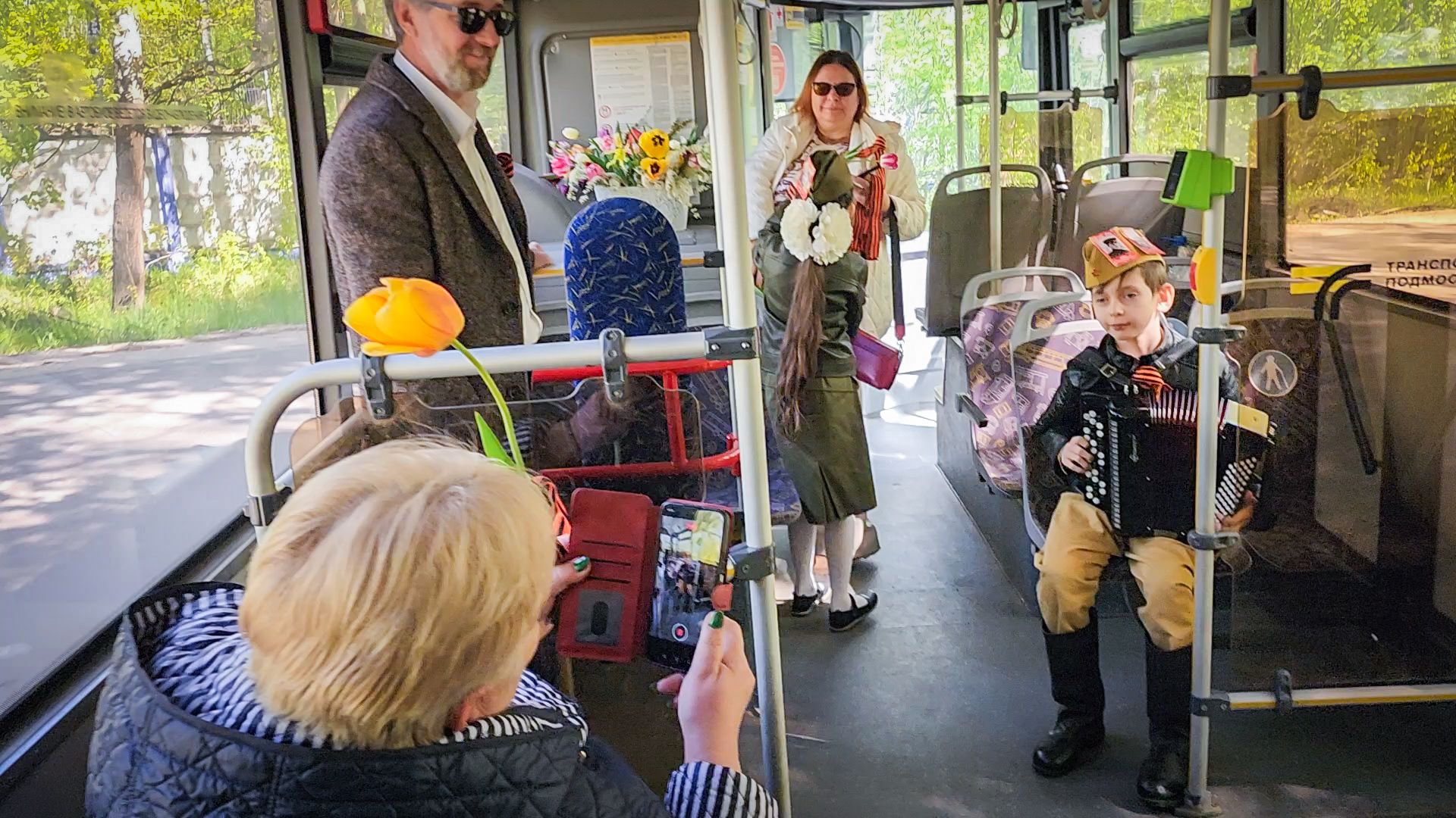 бронницы , день победы в бронницах, дети, мострансавто, баянист в автобусе,
