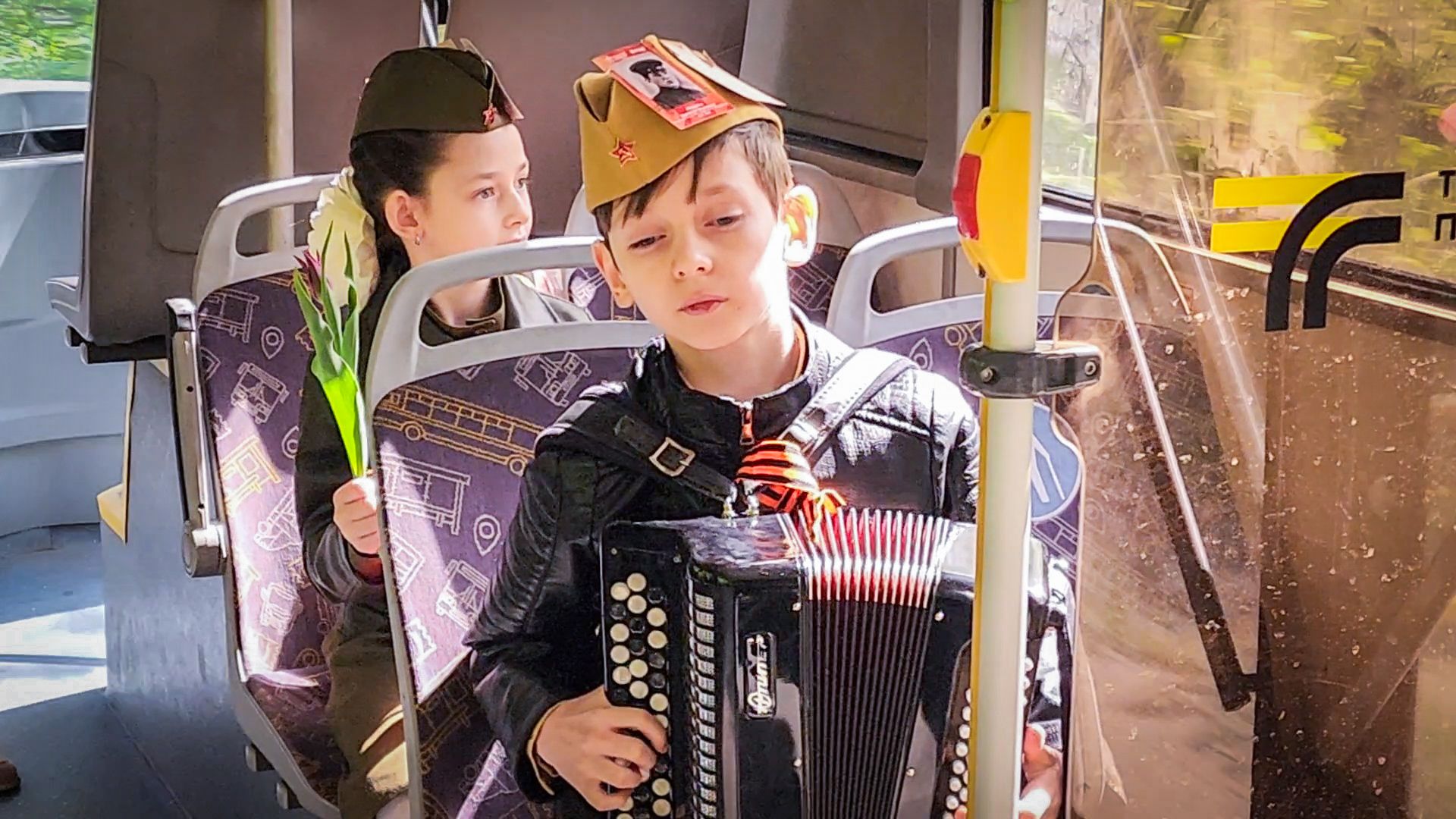 бронницы , день победы в бронницах, дети, мострансавто, баянист в автобусе,