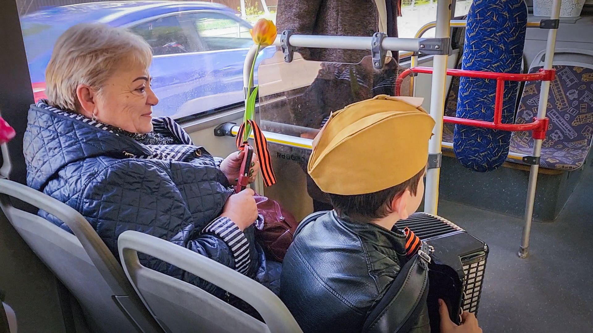 бронницы , день победы в бронницах, дети, мострансавто, баянист в автобусе,