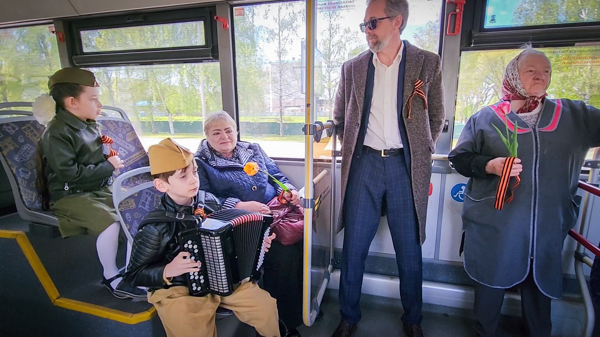 бронницы , день победы в бронницах, дети, мострансавто, баянист в автобусе,