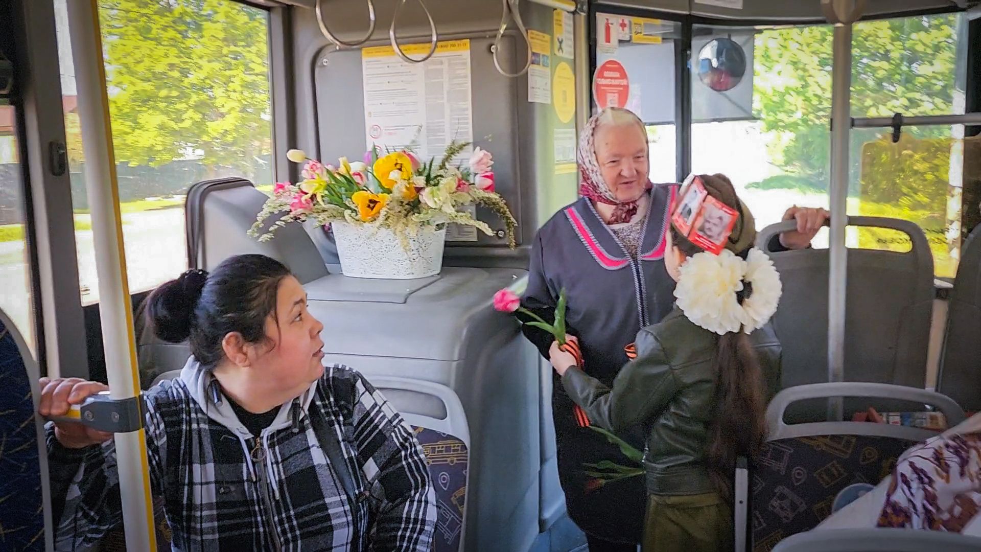 бронницы , день победы в бронницах, дети, мострансавто, баянист в автобусе,