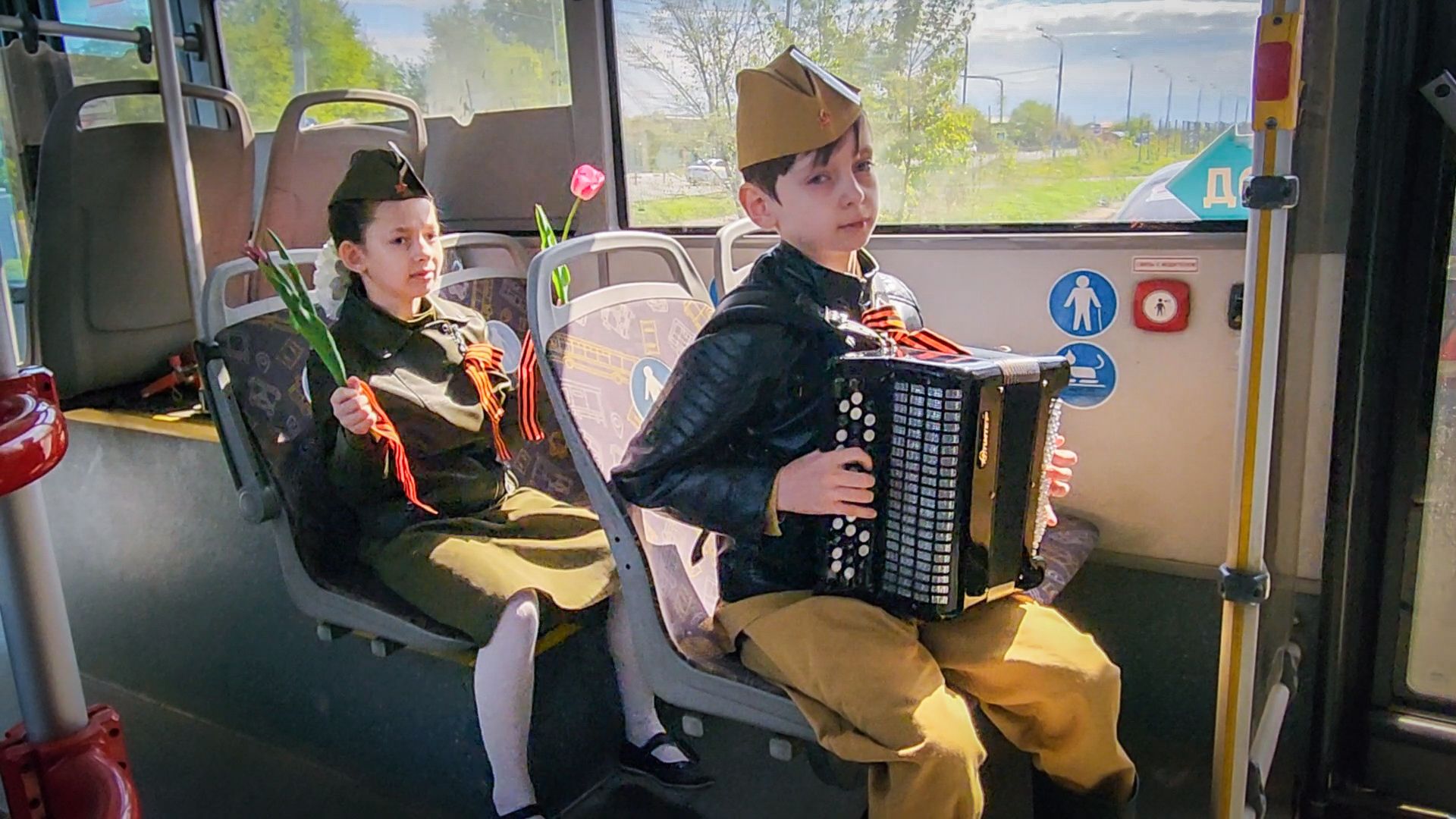 бронницы , день победы в бронницах, дети, мострансавто, баянист в автобусе,