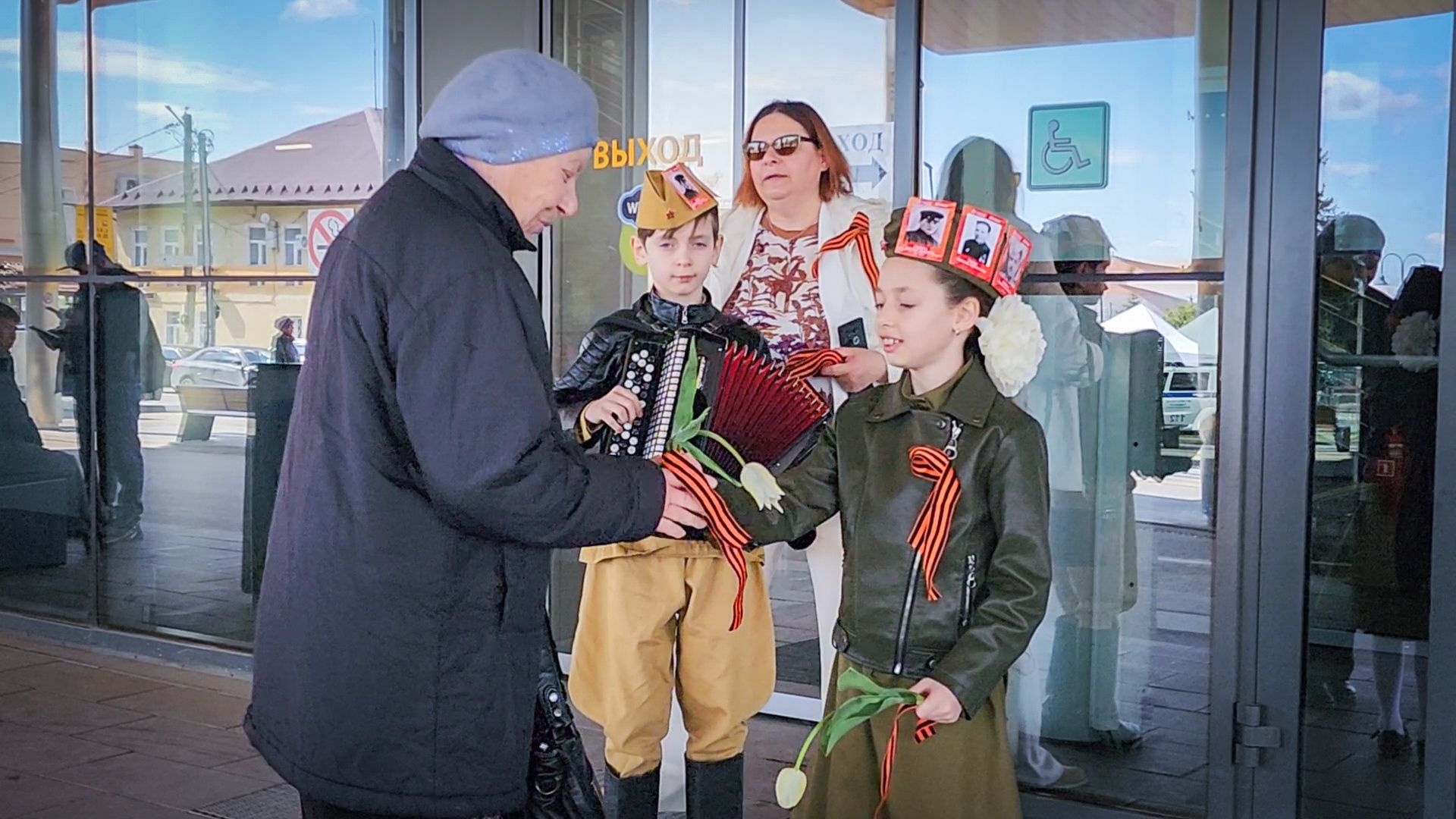 бронницы , день победы в бронницах, дети, мострансавто, баянист в автобусе,