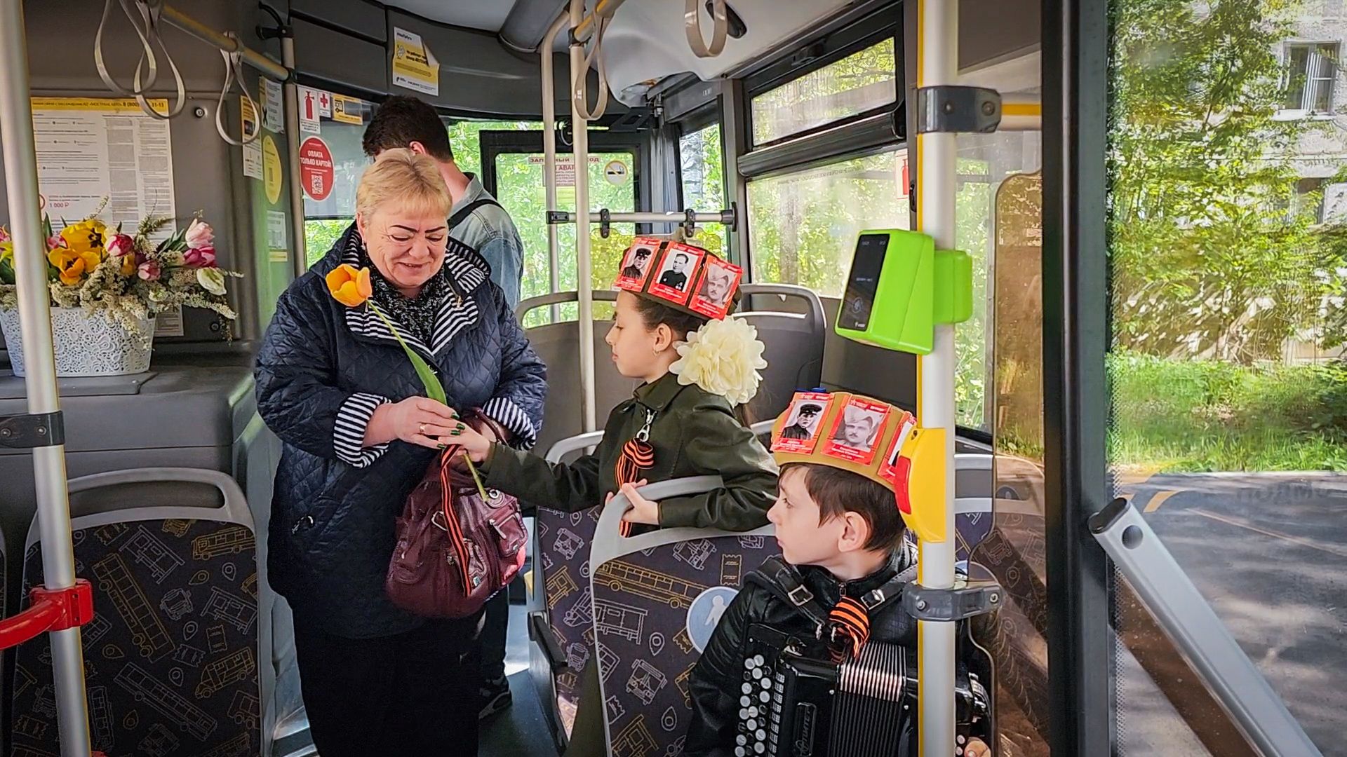 бронницы , день победы в бронницах, дети, мострансавто, баянист в автобусе,