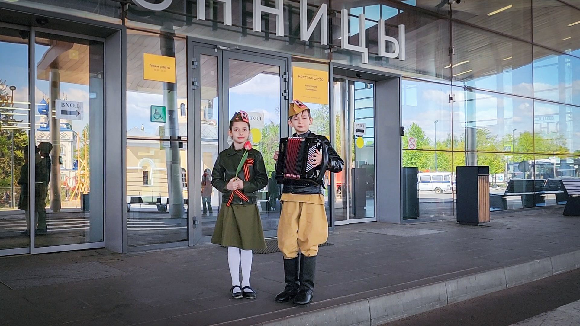 бронницы , день победы в бронницах, дети, мострансавто, баянист в автобусе,