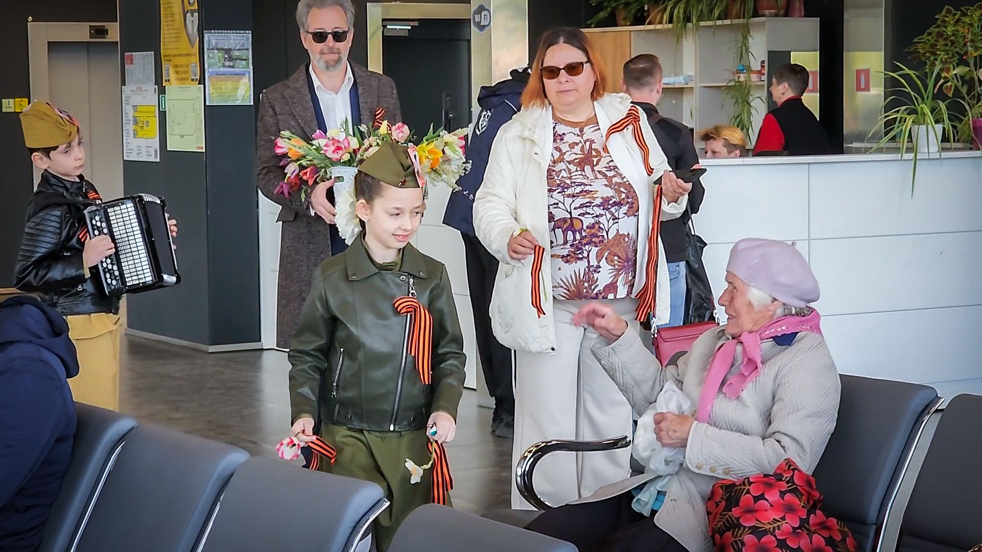 бронницы , день победы в бронницах, дети, мострансавто, баянист в автобусе,