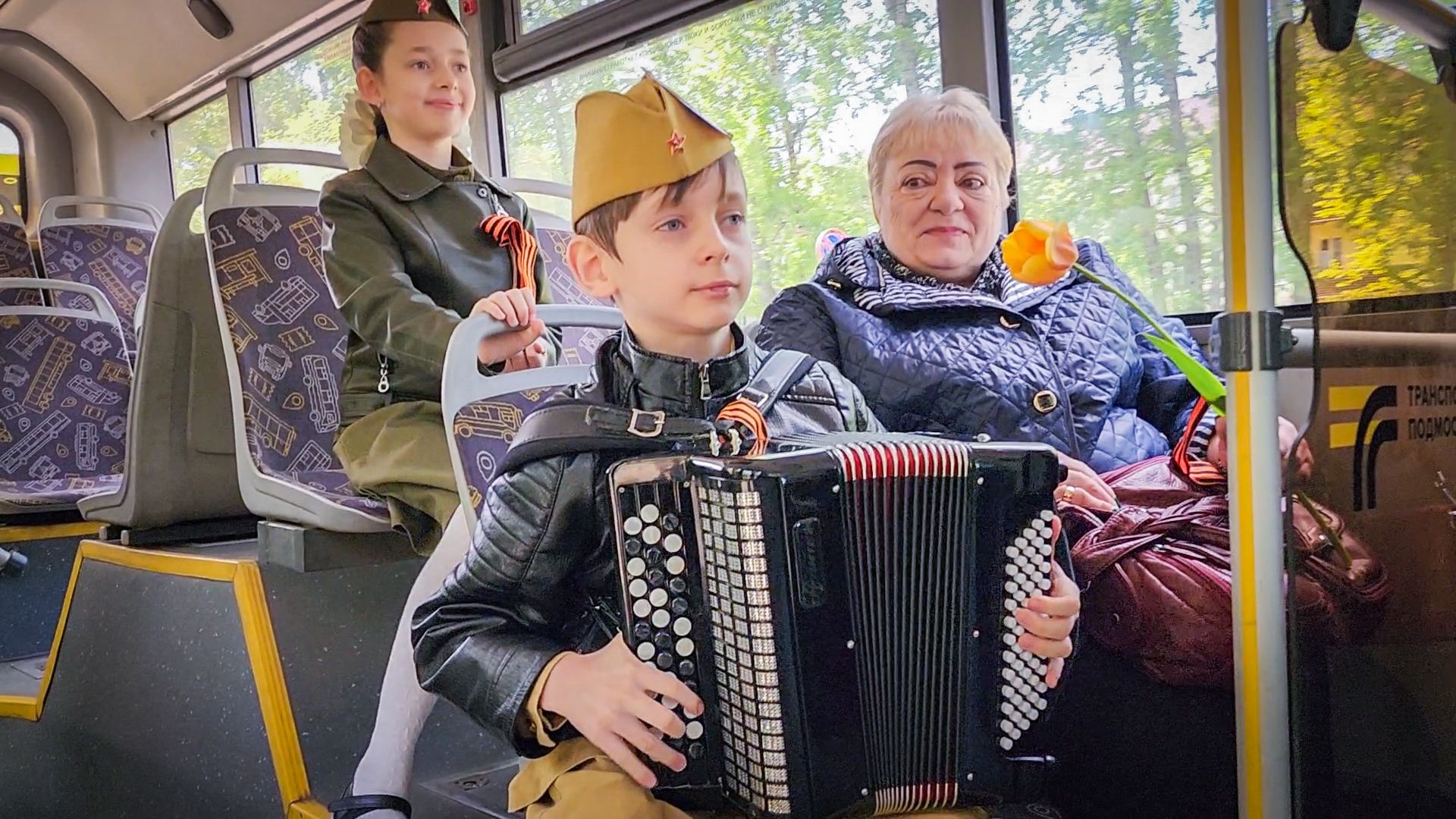 бронницы , день победы в бронницах, дети, мострансавто, баянист в автобусе,