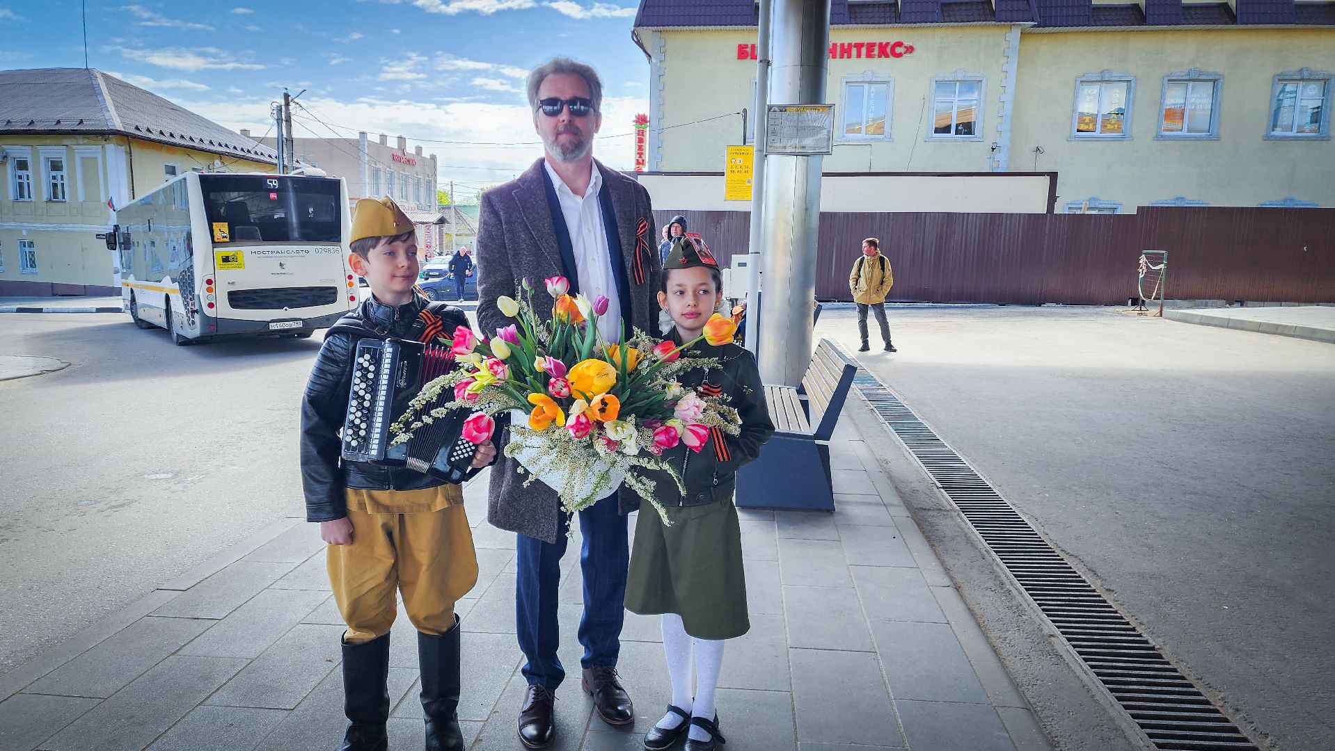 бронницы , день победы в бронницах, дети, мострансавто, баянист в автобусе,