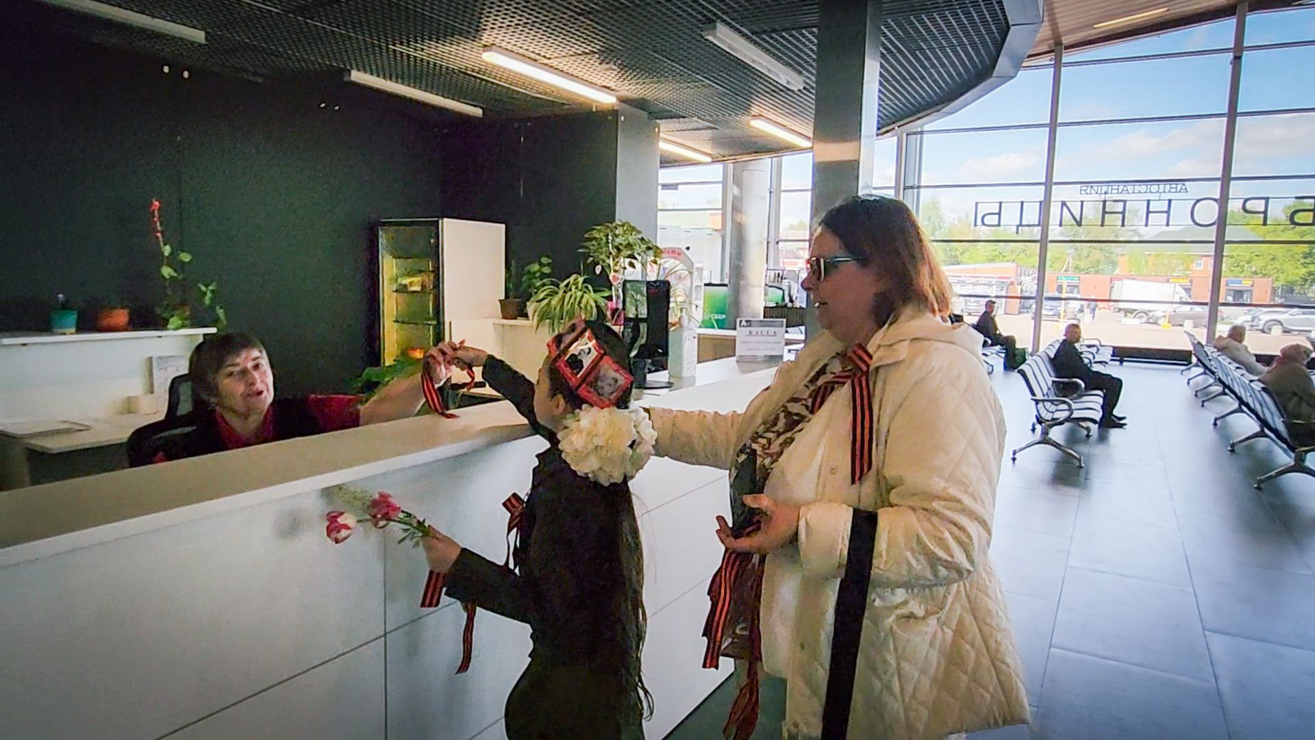 бронницы , день победы в бронницах, дети, мострансавто, баянист в автобусе,