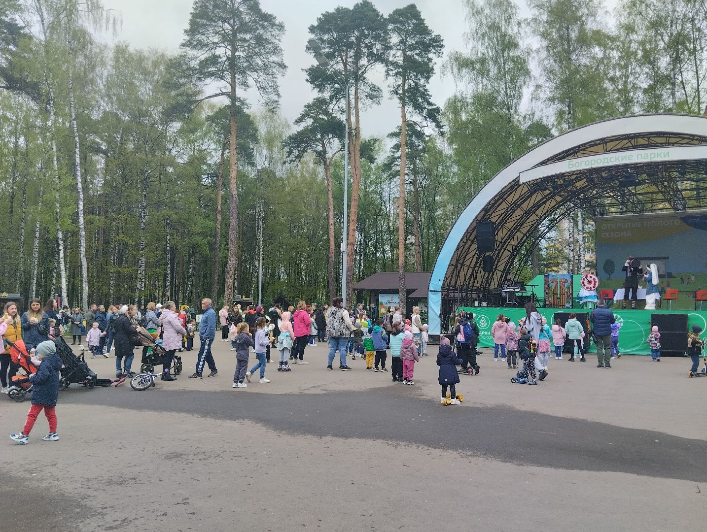 Богородский городской округ, Ногинск, Центральный парк, парковый сезон, 1 мая