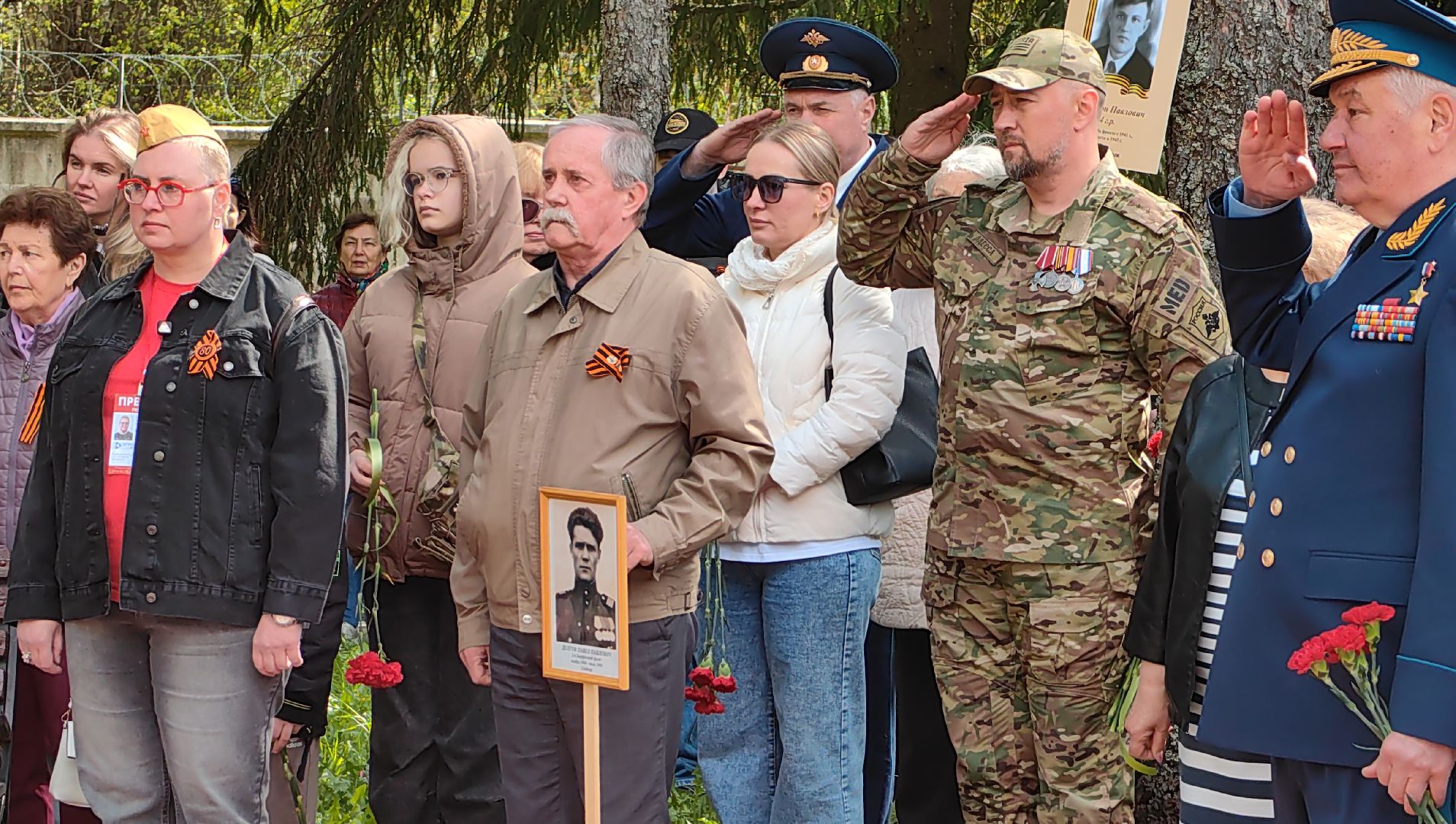 мемориал, цветы, гвоздики, 9 мая,