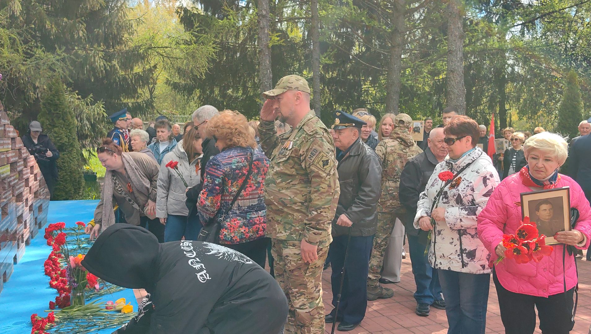 мемориал, цветы, гвоздики, 9 мая,