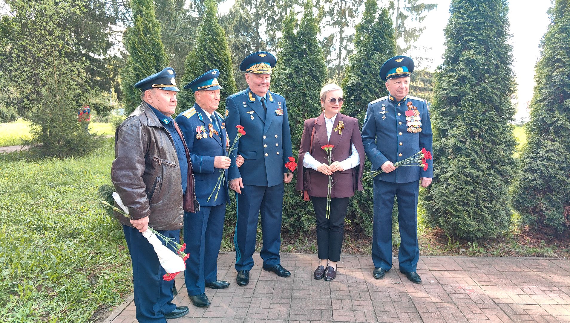 мемориал, цветы, гвоздики, 9 мая,