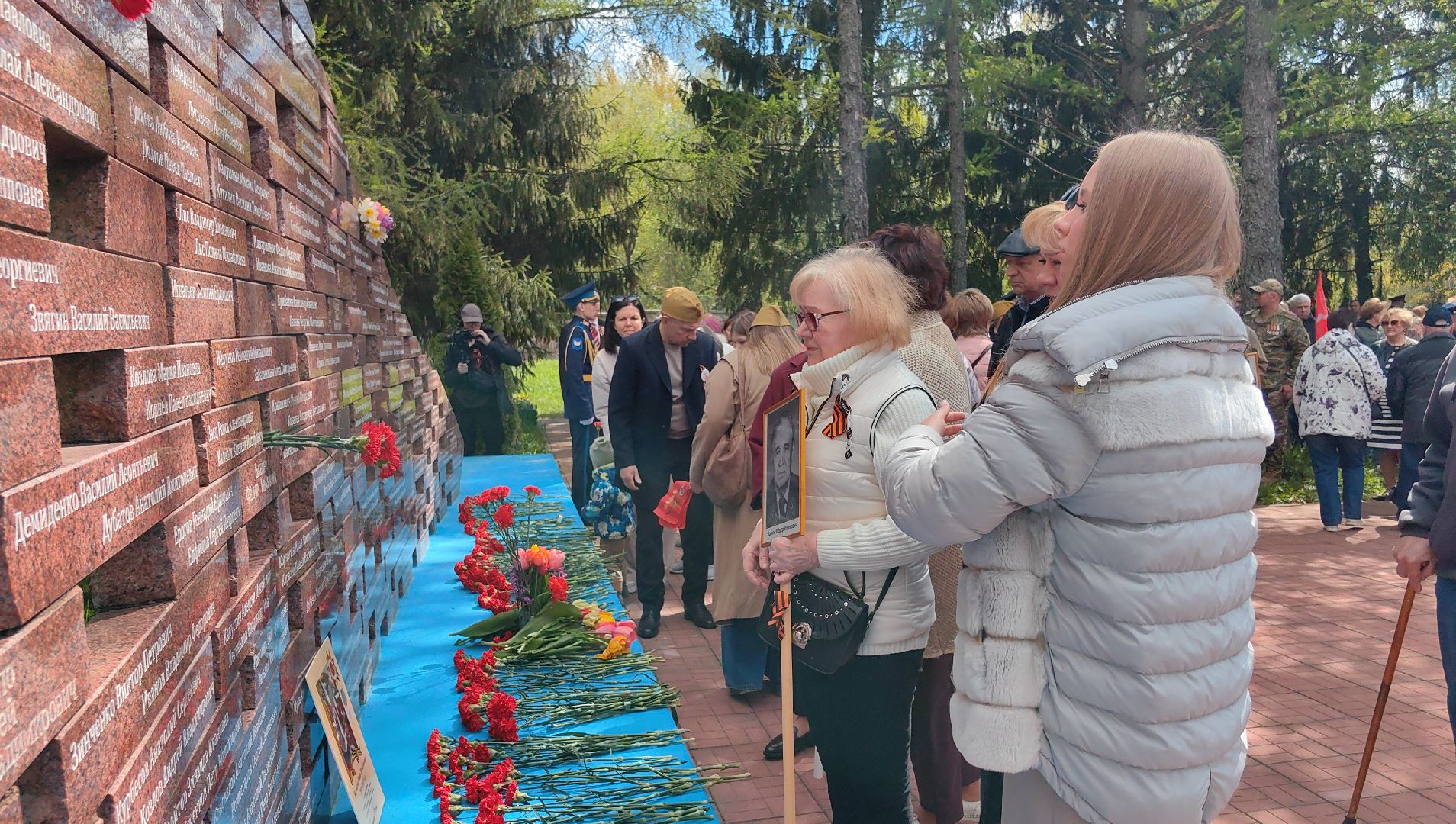 мемориал, цветы, гвоздики, 9 мая,