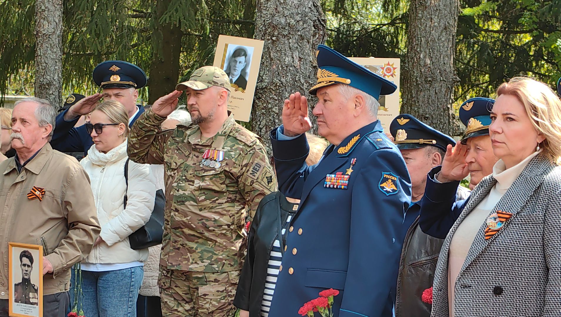 мемориал, цветы, гвоздики, 9 мая,