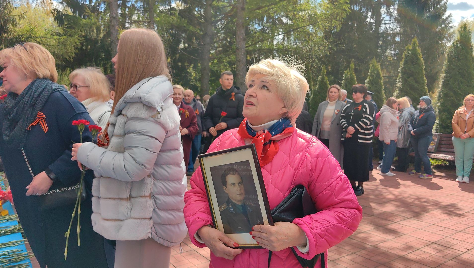 мемориал, цветы, гвоздики, 9 мая,