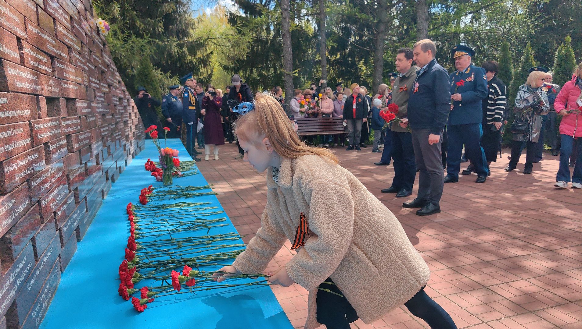 мемориал, цветы, гвоздики, 9 мая,