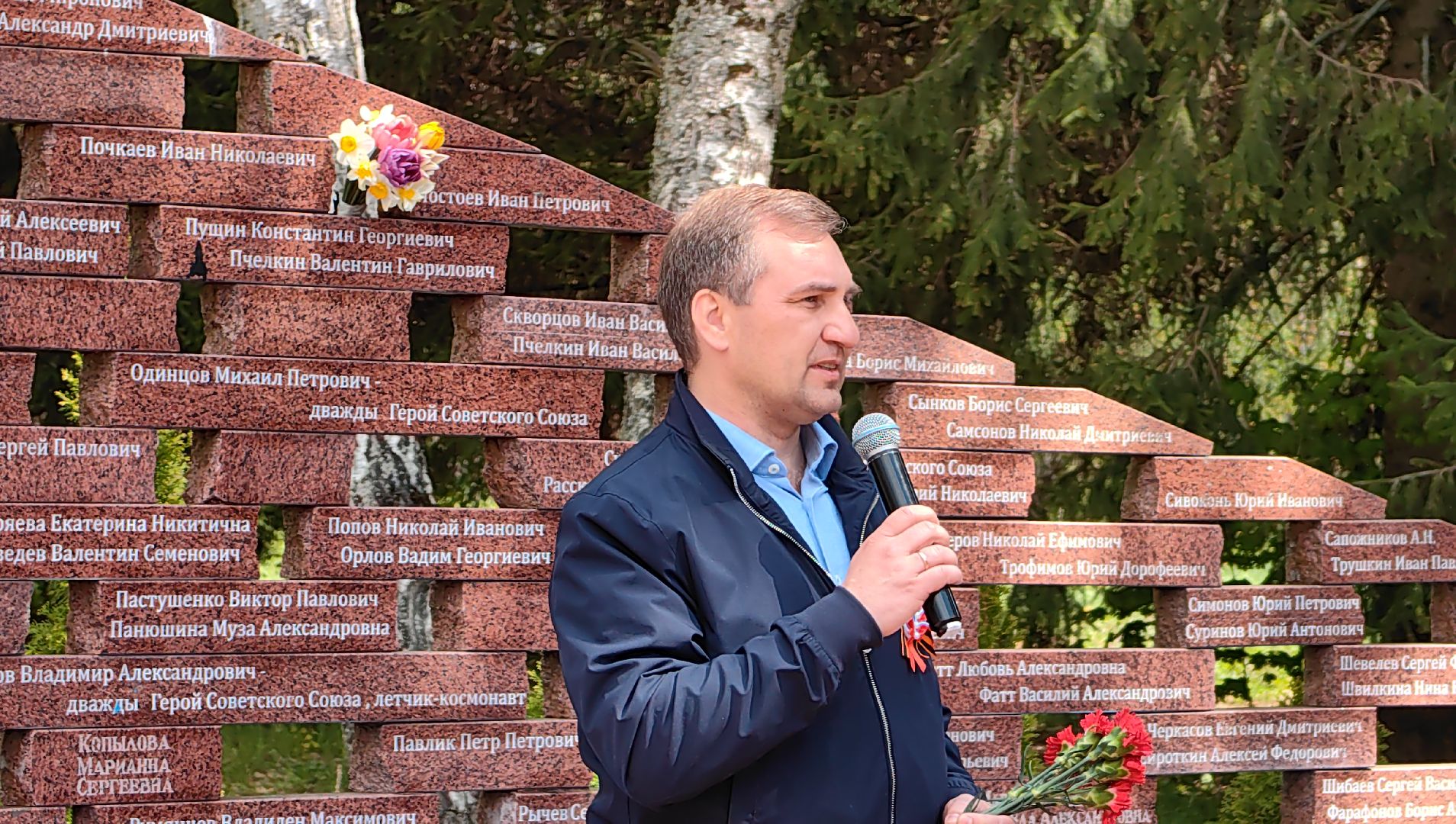 мемориал, цветы, гвоздики, 9 мая,