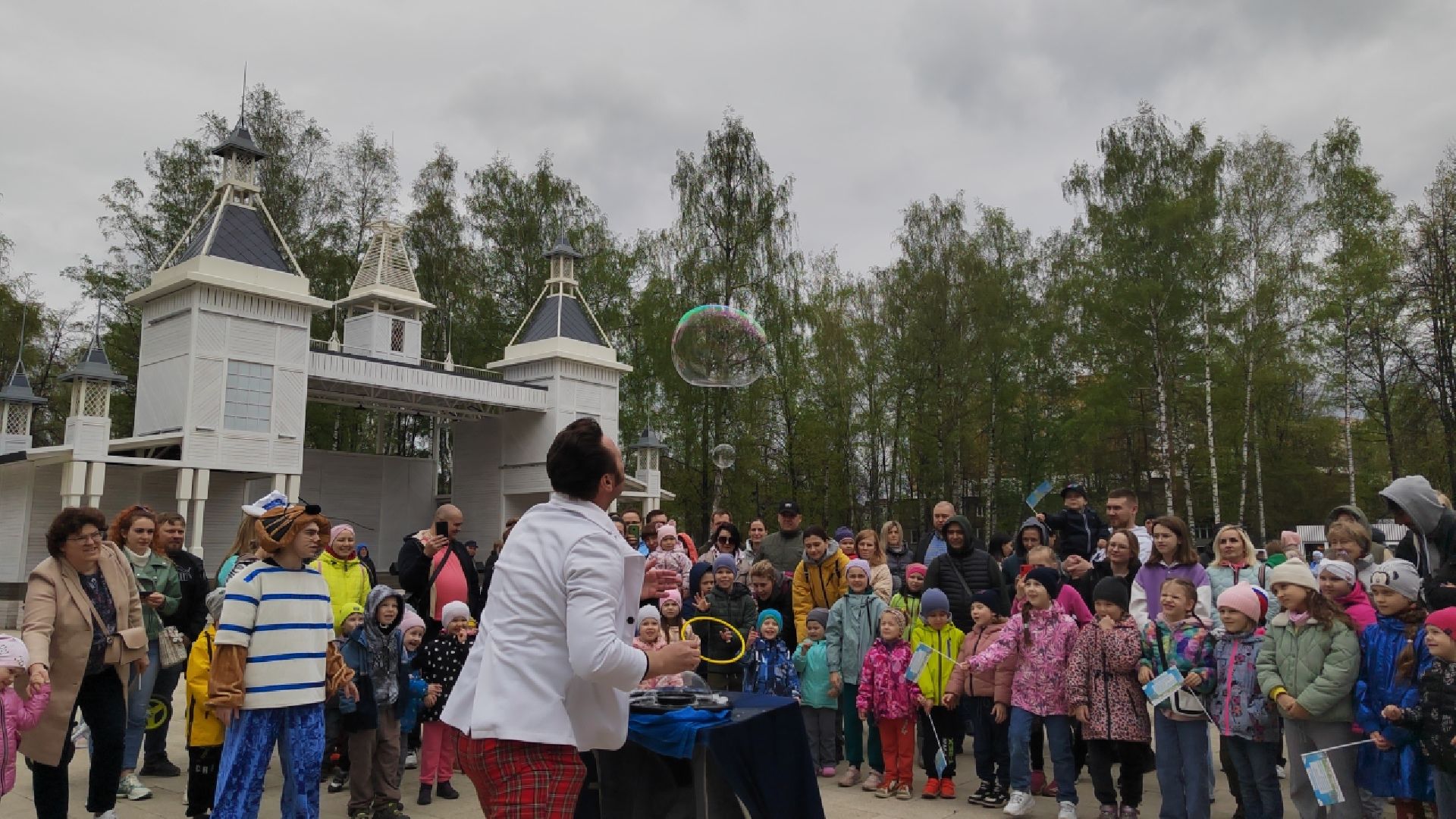 Пушкино, Пушкинский округ, парки Подмосковья, Пушкинские парки, дети, мыльные пузыри, 1 мая, МирТрудМай, весна в Подмосковье