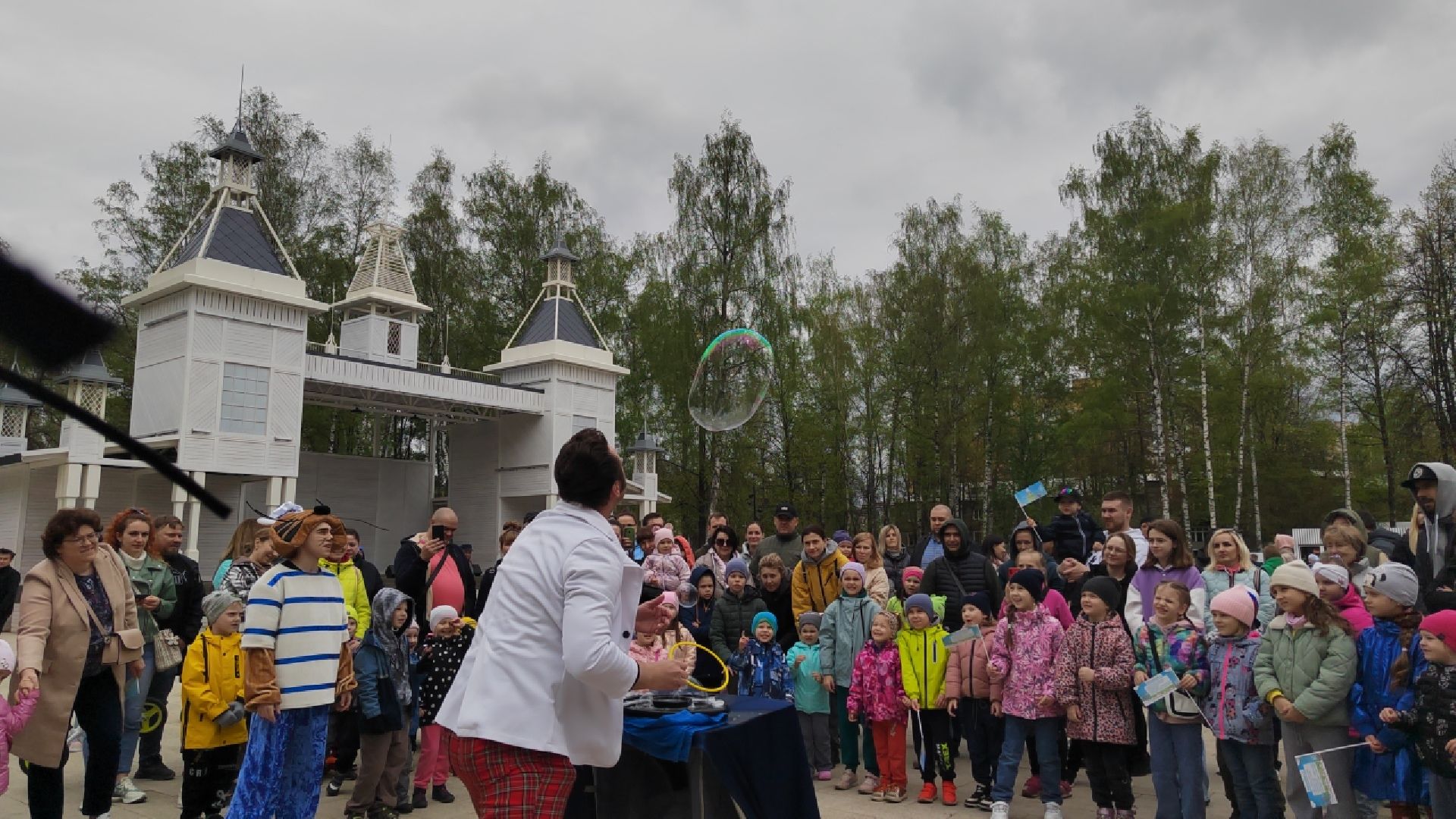 Пушкино, Пушкинский округ, парки Подмосковья, Пушкинские парки, дети, мыльные пузыри, 1 мая, МирТрудМай, весна в Подмосковье