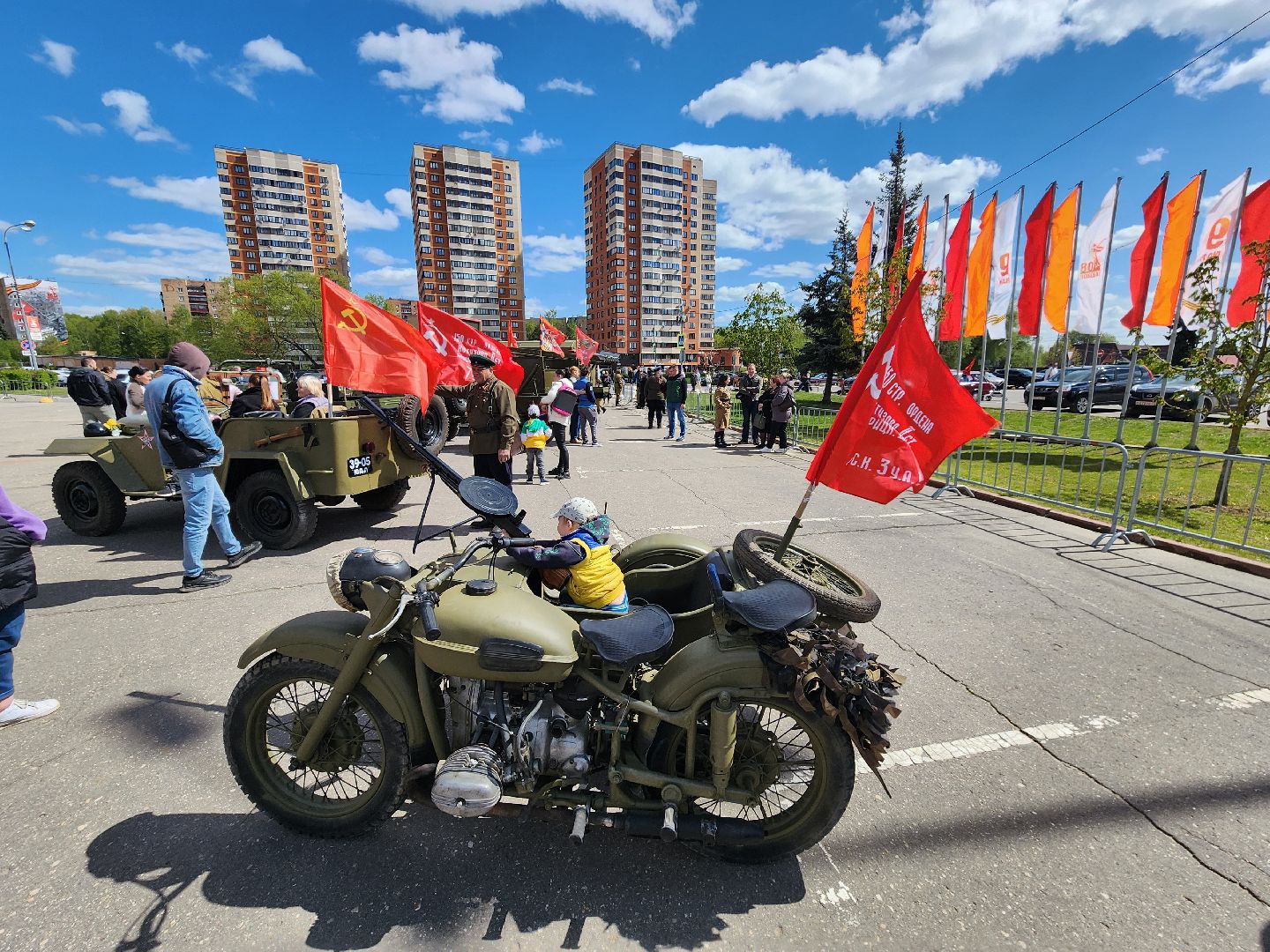 Чехов, День Победы, Советская площадь, выставка ретро-техники, машины военных лет, полуторка,  боевая машина Катюша, мотоциклы, джипы,