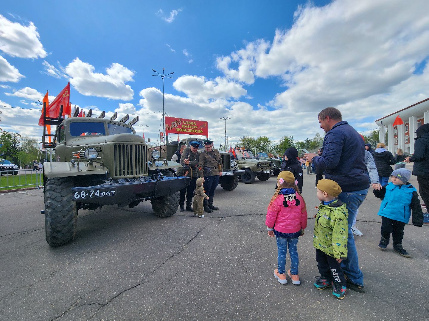 Чехов, День Победы, Советская площадь, выставка ретро-техники, машины военных лет, полуторка,  боевая машина Катюша, мотоциклы, джипы,