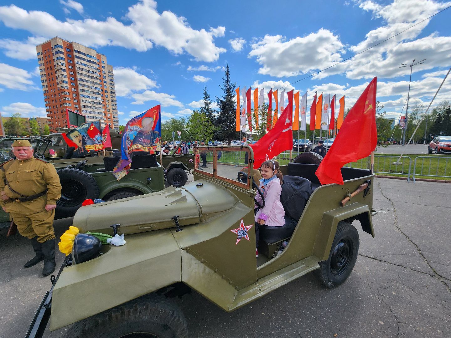 Чехов, День Победы, Советская площадь, выставка ретро-техники, машины военных лет, полуторка,  боевая машина Катюша, мотоциклы, джипы,