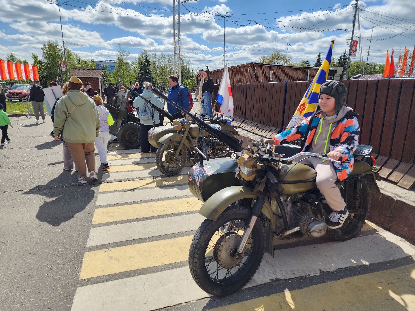 Чехов, День Победы, Советская площадь, выставка ретро-техники, машины военных лет, полуторка,  боевая машина Катюша, мотоциклы, джипы,