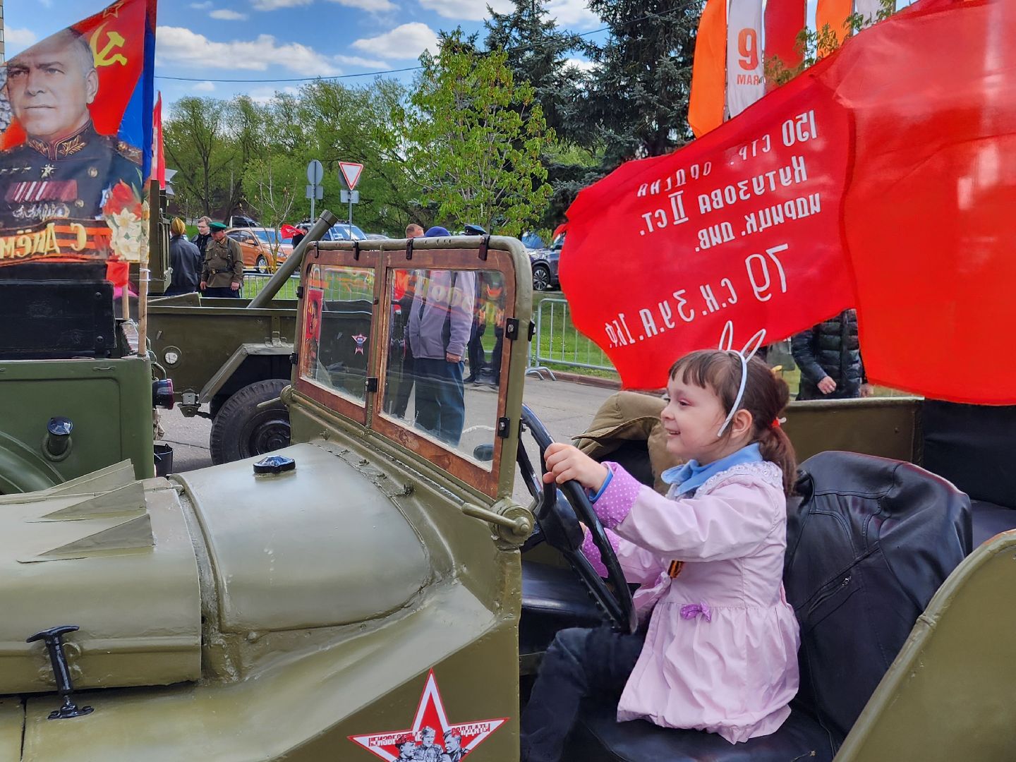 Чехов, День Победы, Советская площадь, выставка ретро-техники, машины военных лет, полуторка,  боевая машина Катюша, мотоциклы, джипы,