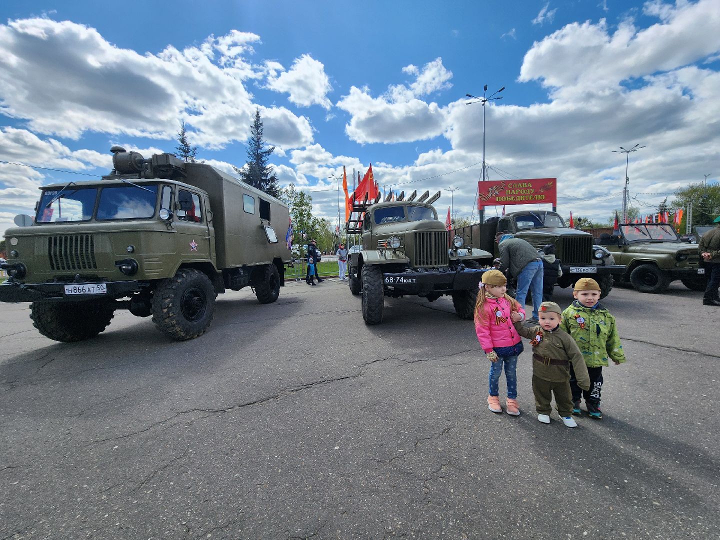 Чехов, День Победы, Советская площадь, выставка ретро-техники, машины военных лет, полуторка,  боевая машина Катюша, мотоциклы, джипы,