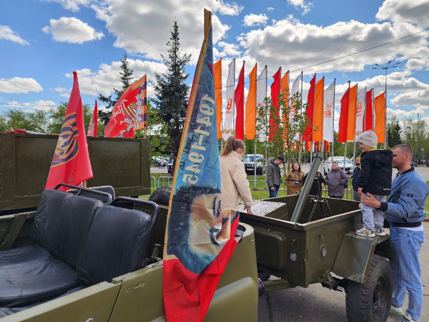 Чехов, День Победы, Советская площадь, выставка ретро-техники, машины военных лет, полуторка,  боевая машина Катюша, мотоциклы, джипы,