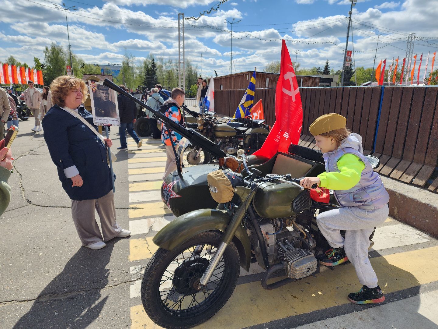 Чехов, День Победы, Советская площадь, выставка ретро-техники, машины военных лет, полуторка,  боевая машина Катюша, мотоциклы, джипы,