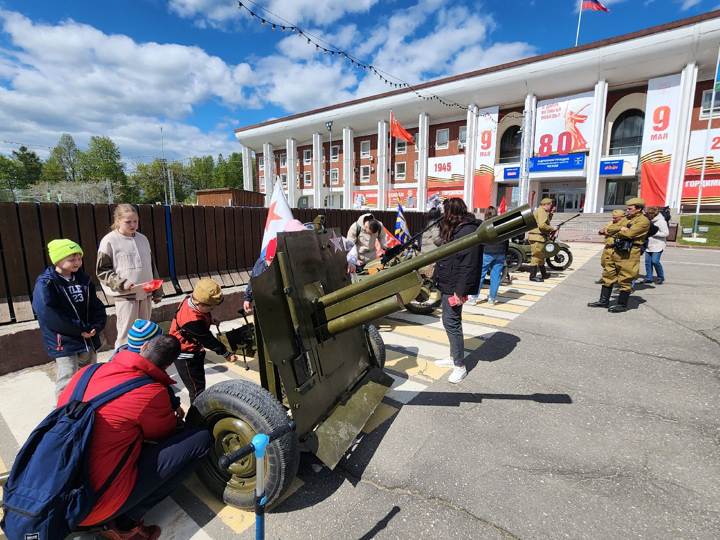 Чехов, День Победы, Советская площадь, выставка ретро-техники, машины военных лет, полуторка,  боевая машина Катюша, мотоциклы, джипы,