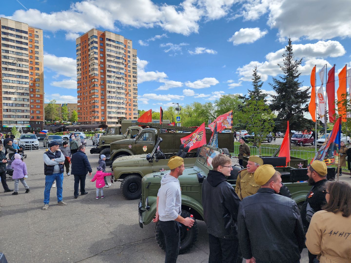 Чехов, День Победы, Советская площадь, выставка ретро-техники, машины военных лет, полуторка,  боевая машина Катюша, мотоциклы, джипы,