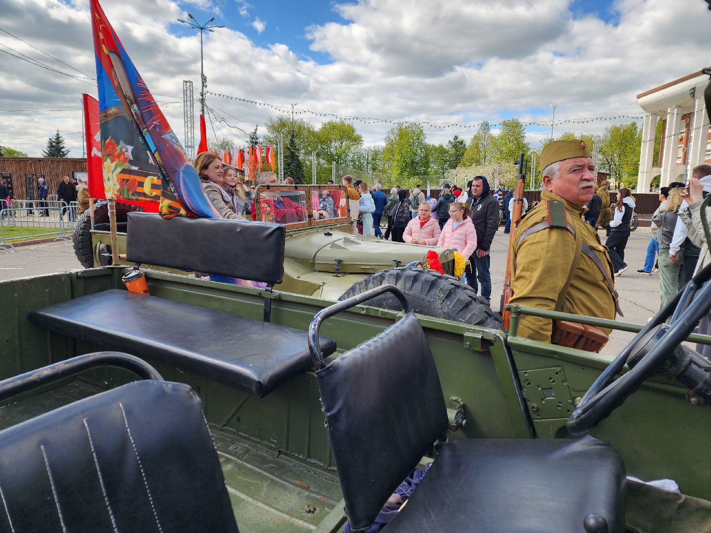 Чехов, День Победы, Советская площадь, выставка ретро-техники, машины военных лет, полуторка,  боевая машина Катюша, мотоциклы, джипы,