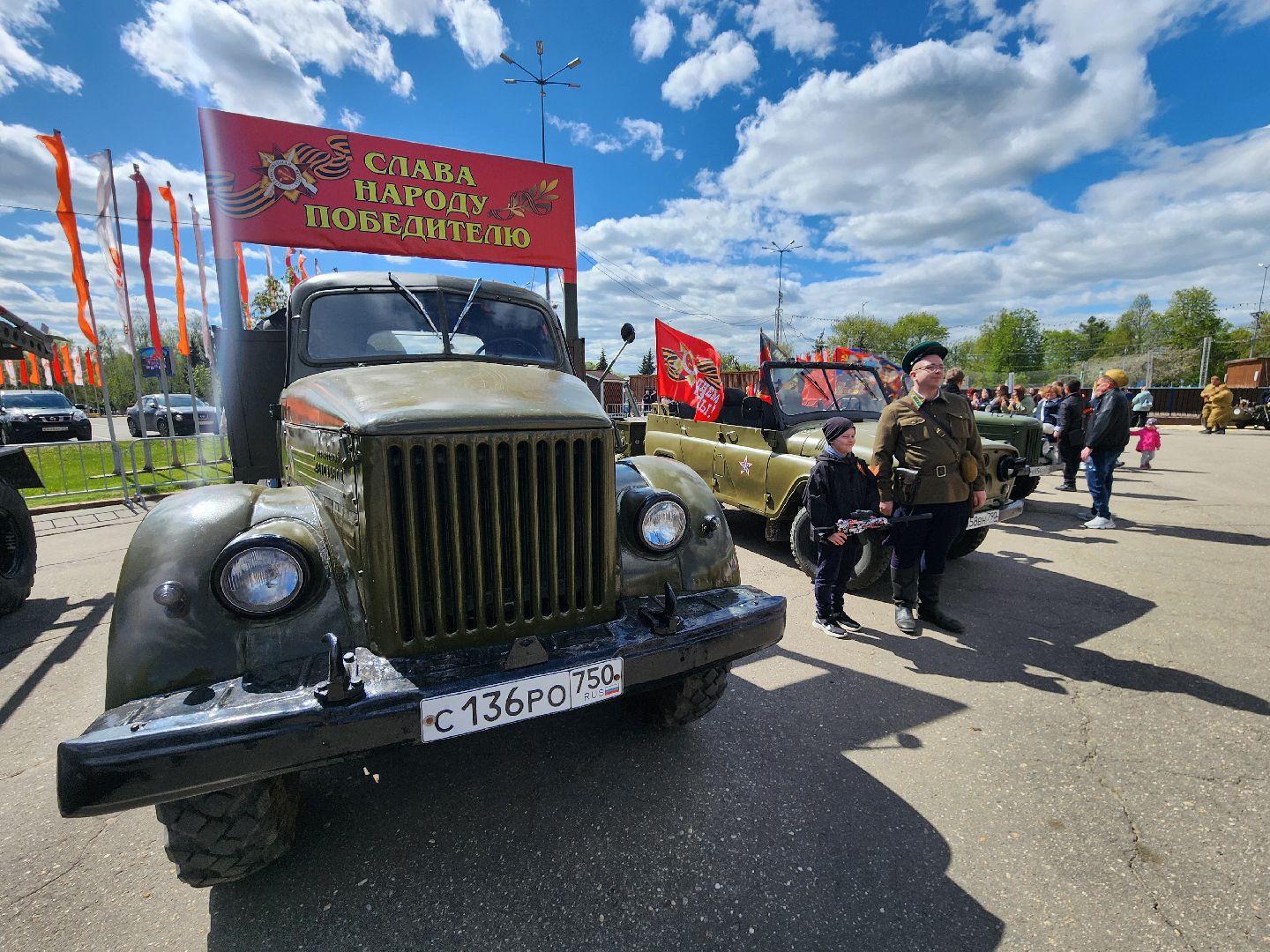Чехов, День Победы, Советская площадь, выставка ретро-техники, машины военных лет, полуторка,  боевая машина Катюша, мотоциклы, джипы,