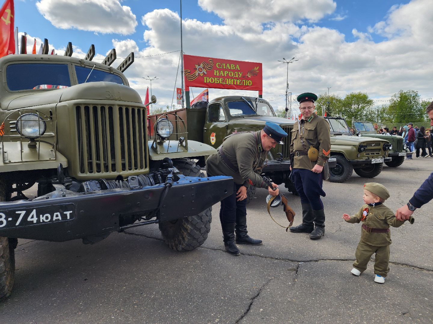 Чехов, День Победы, Советская площадь, выставка ретро-техники, машины военных лет, полуторка,  боевая машина Катюша, мотоциклы, джипы,