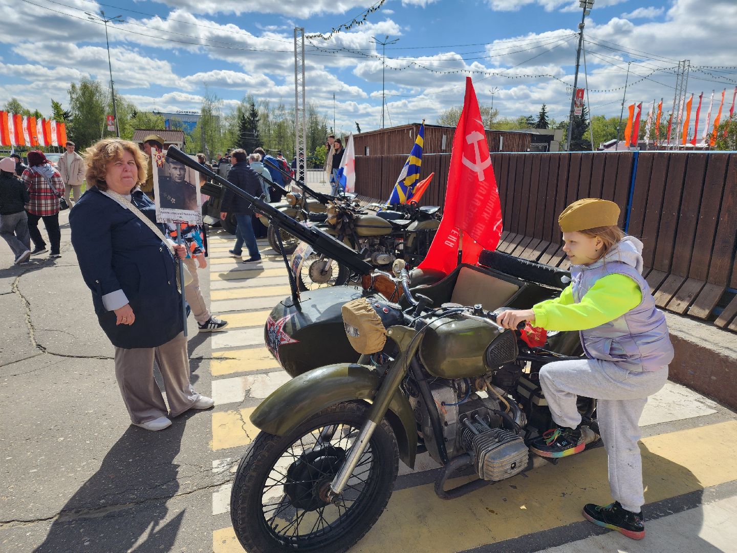 Чехов, День Победы, Советская площадь, выставка ретро-техники, машины военных лет, полуторка,  боевая машина Катюша, мотоциклы, джипы,