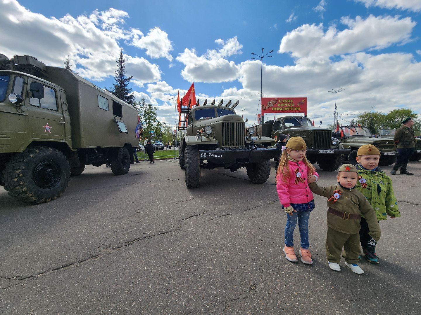 Чехов, День Победы, Советская площадь, выставка ретро-техники, машины военных лет, полуторка,  боевая машина Катюша, мотоциклы, джипы,