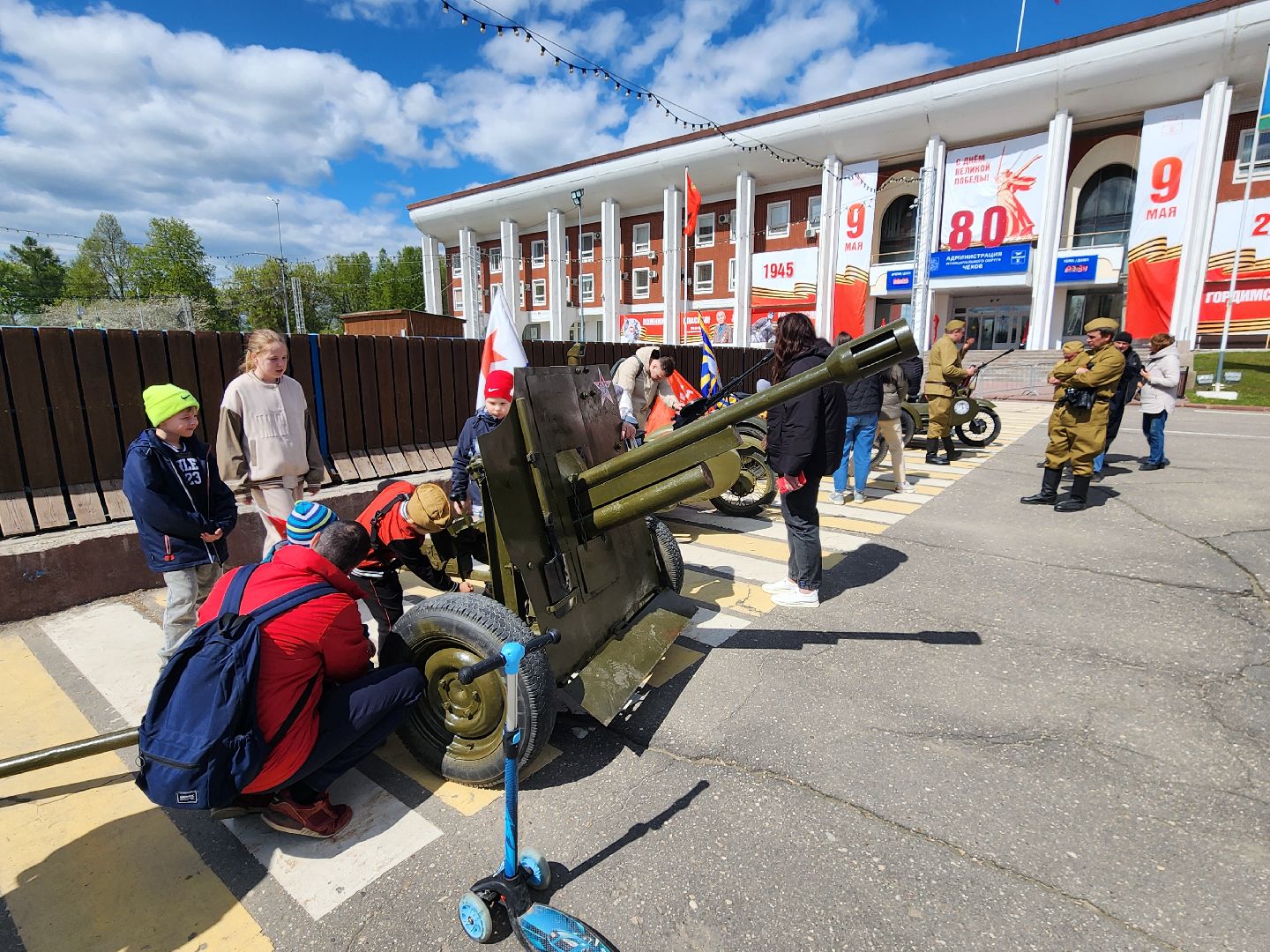 Чехов, День Победы, Советская площадь, выставка ретро-техники, машины военных лет, полуторка,  боевая машина Катюша, мотоциклы, джипы,